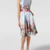 CHI CHI London Cocktailkleid Mit Floralem Muster Und Taillenpasse - Hellblau