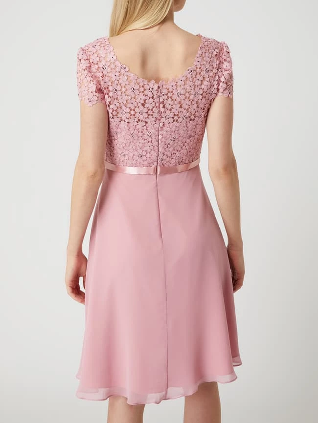 Luxuar Cocktailkleid Mit Ziersteinen Und Floralen Stickereien - Rosé – Bild 5